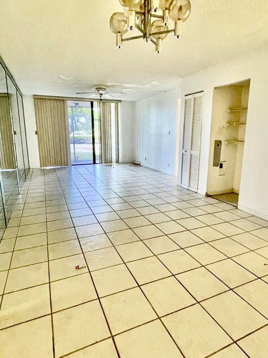 Active With Contract: $79,500 (1 beds, 1 baths, 839 Square Feet)