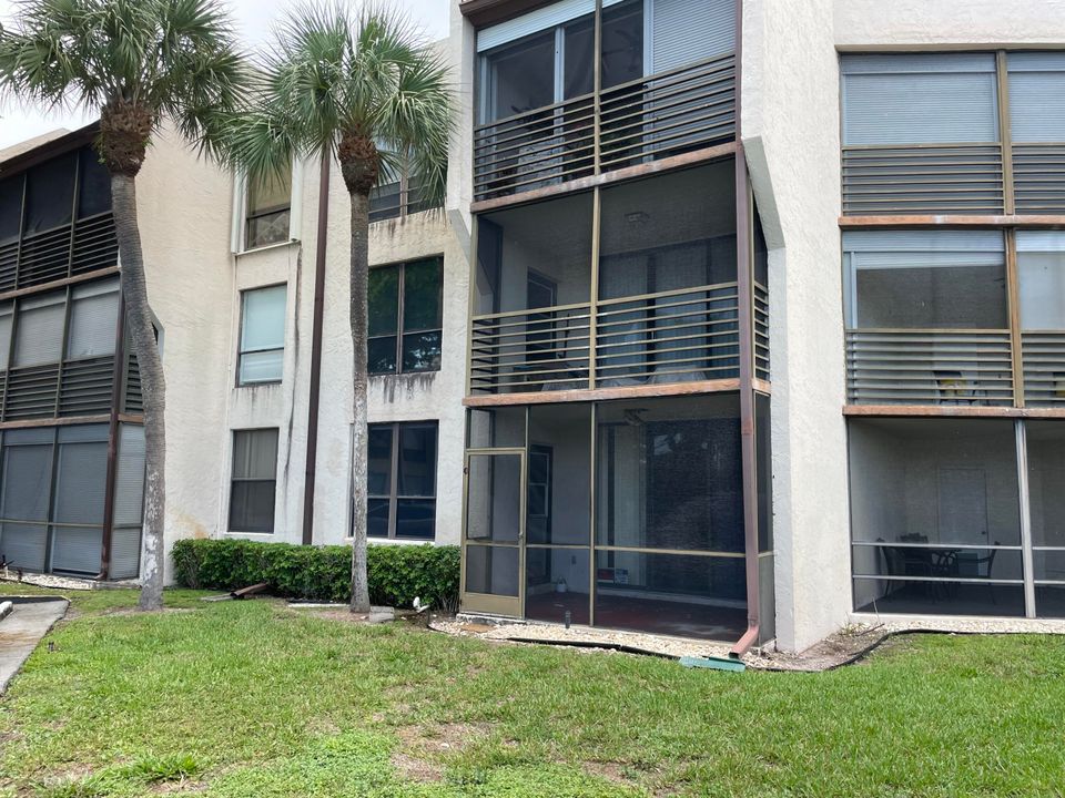 Active With Contract: $79,500 (1 beds, 1 baths, 839 Square Feet)