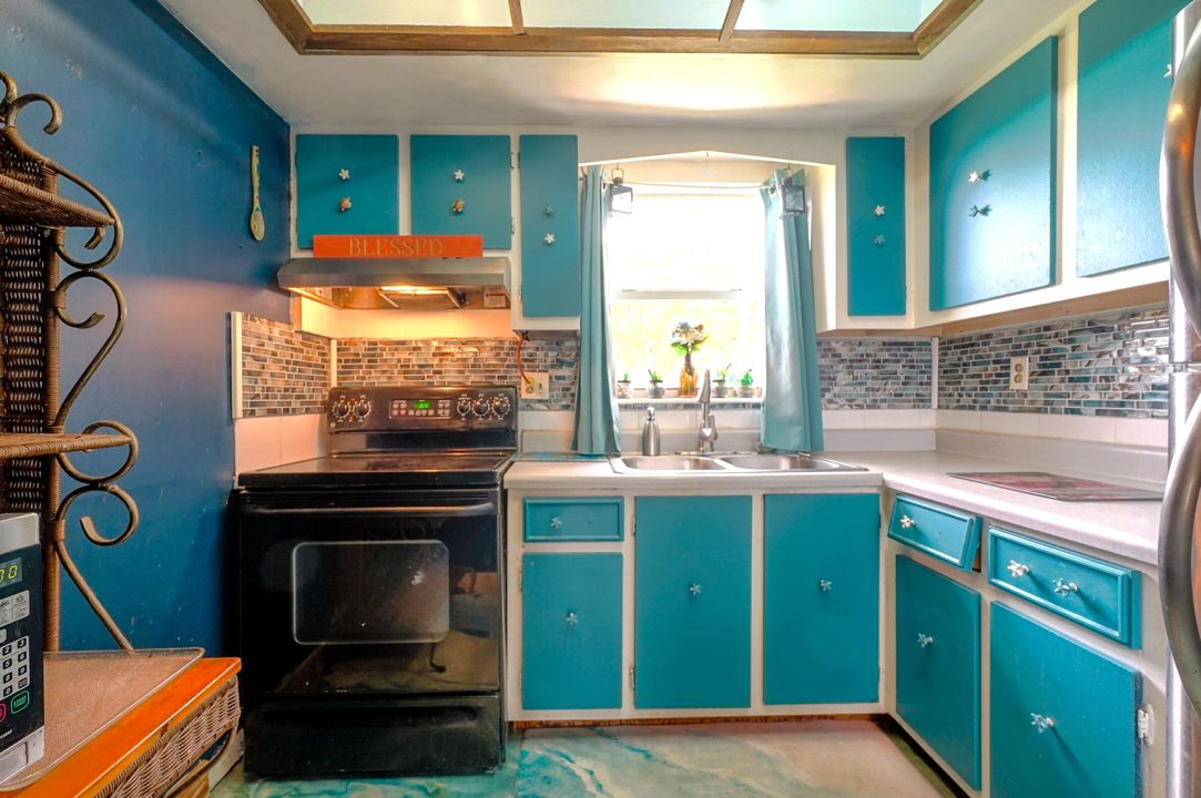 Active With Contract: $90,000 (1 beds, 1 baths, 611 Square Feet)