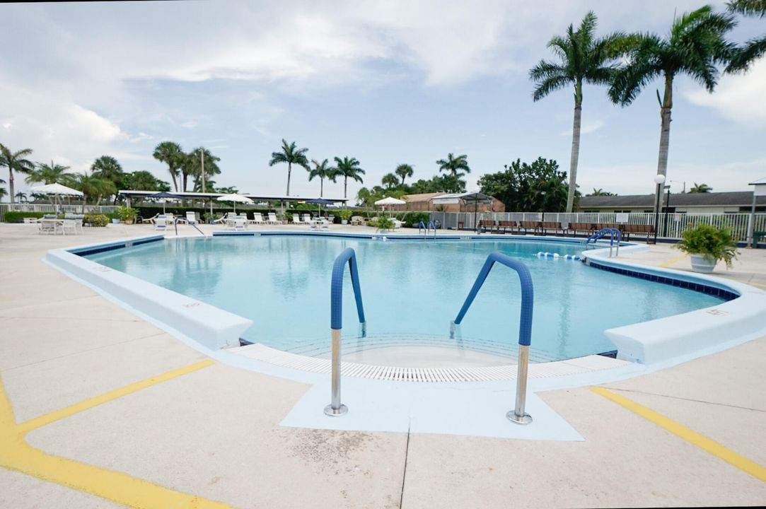 Active With Contract: $90,000 (1 beds, 1 baths, 611 Square Feet)