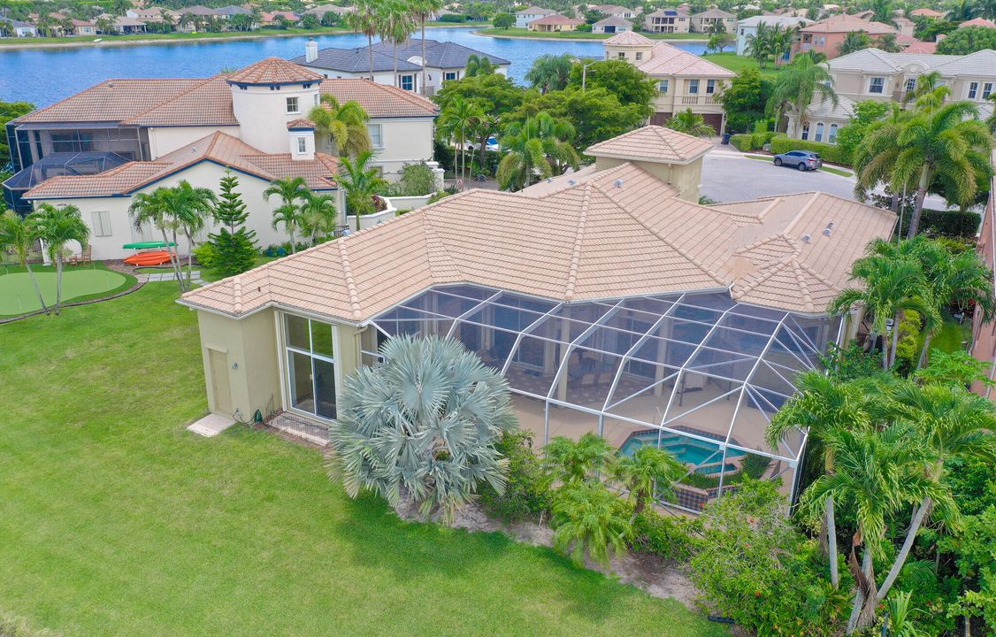 Activo con contrato: $1,125,000 (5 camas, 4 baños, 3372 Pies cuadrados)