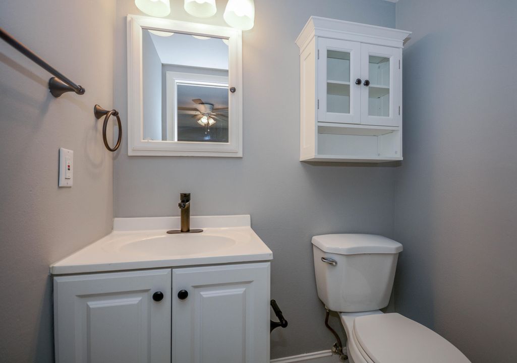 合同活跃: $97,500 (2 贝兹, 2 浴室, 990 平方英尺)