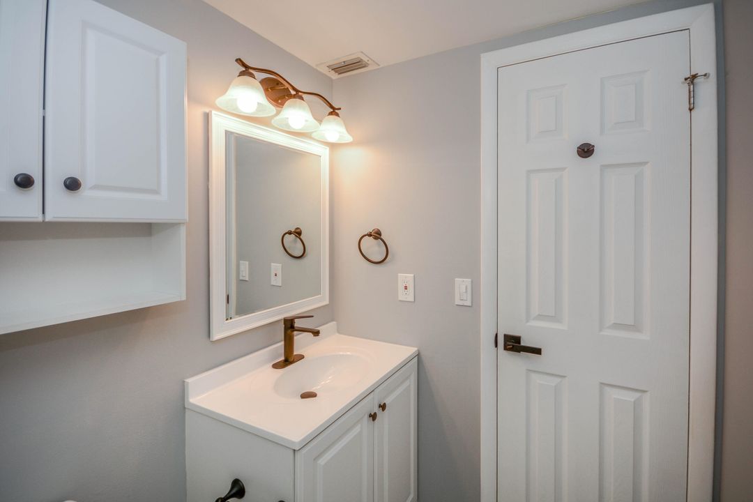 合同活跃: $97,500 (2 贝兹, 2 浴室, 990 平方英尺)