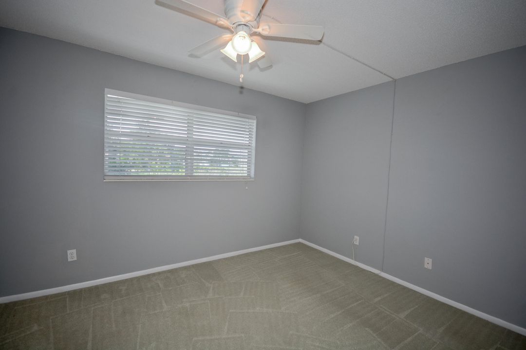 合同活跃: $97,500 (2 贝兹, 2 浴室, 990 平方英尺)