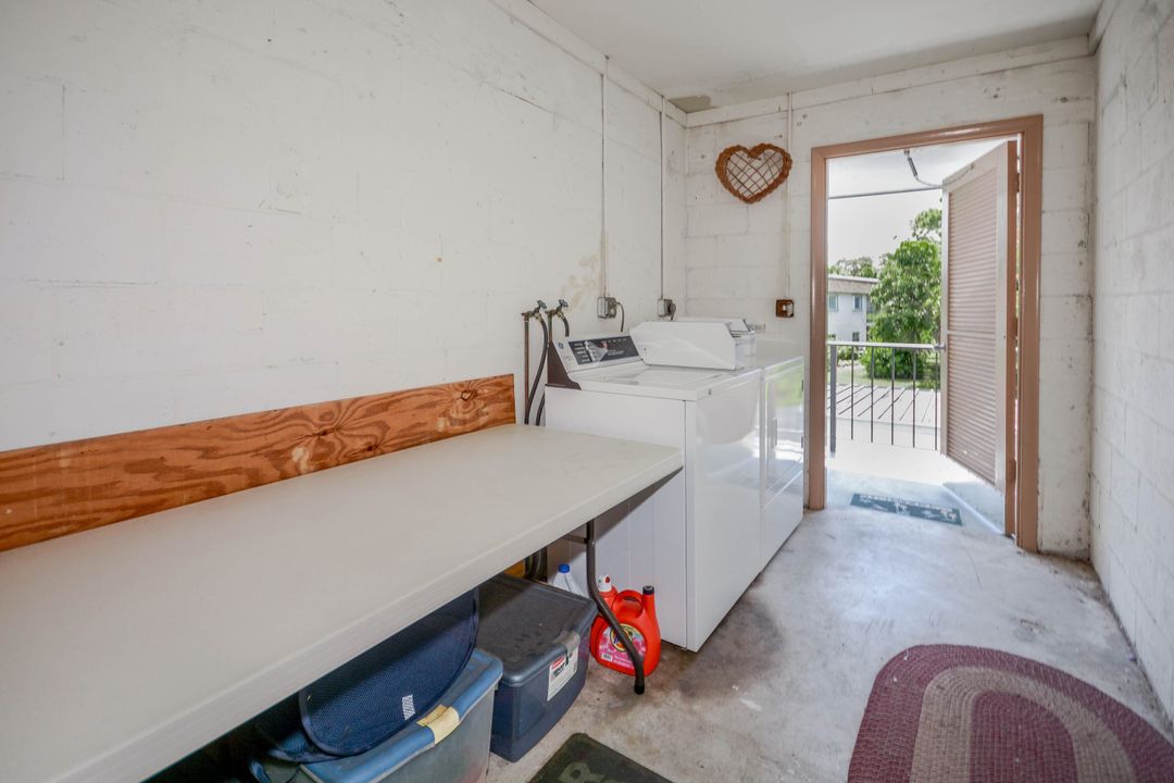 合同活跃: $97,500 (2 贝兹, 2 浴室, 990 平方英尺)