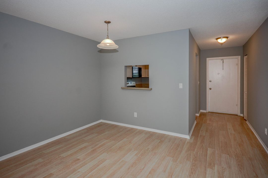 合同活跃: $97,500 (2 贝兹, 2 浴室, 990 平方英尺)