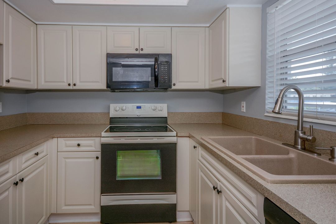 合同活跃: $97,500 (2 贝兹, 2 浴室, 990 平方英尺)