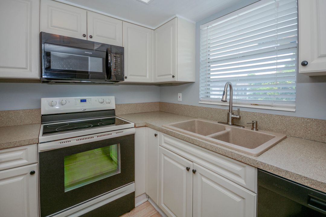 合同活跃: $97,500 (2 贝兹, 2 浴室, 990 平方英尺)