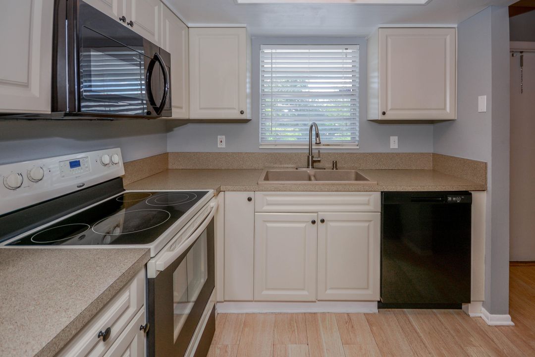 合同活跃: $97,500 (2 贝兹, 2 浴室, 990 平方英尺)