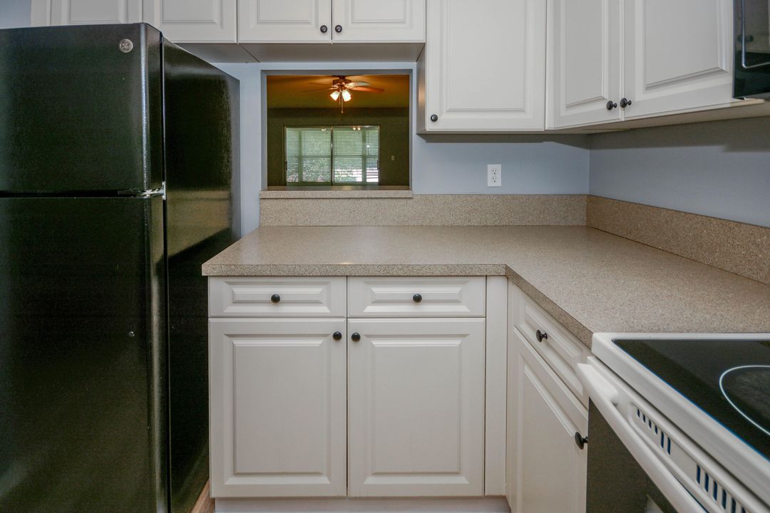 合同活跃: $97,500 (2 贝兹, 2 浴室, 990 平方英尺)