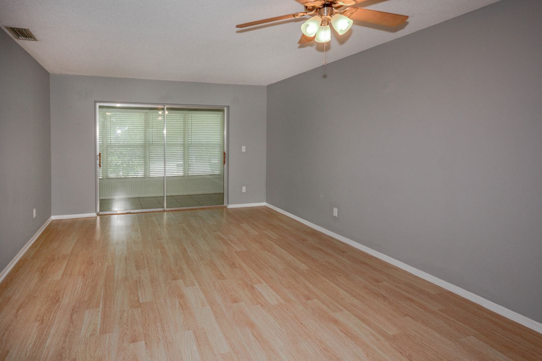 合同活跃: $97,500 (2 贝兹, 2 浴室, 990 平方英尺)