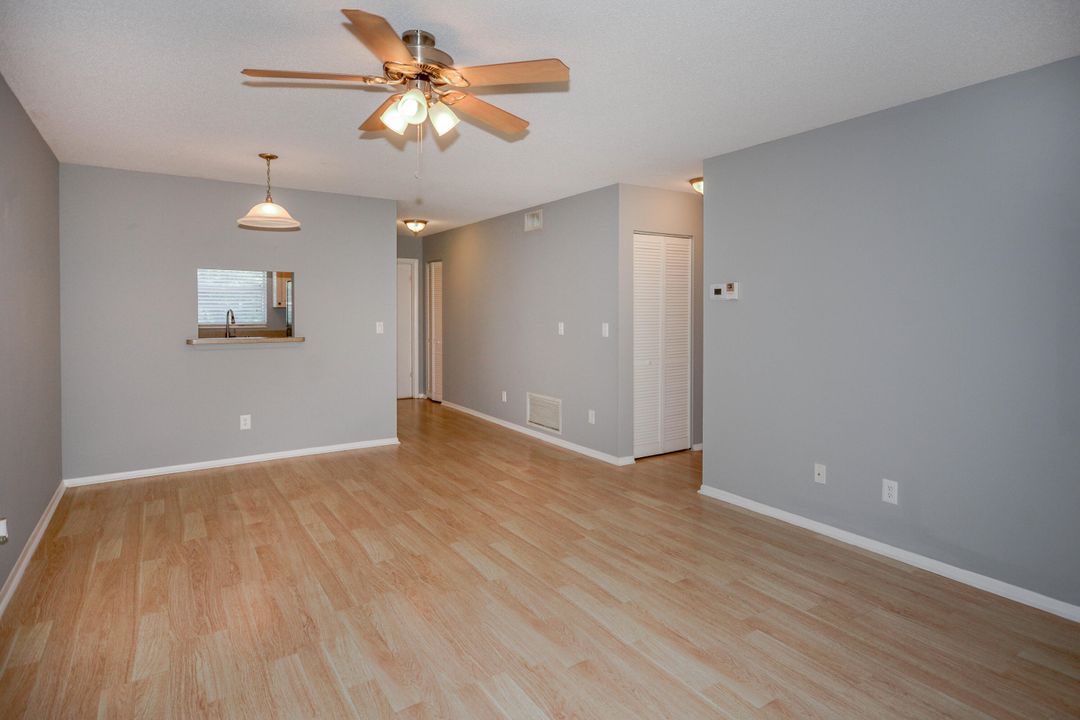 合同活跃: $97,500 (2 贝兹, 2 浴室, 990 平方英尺)