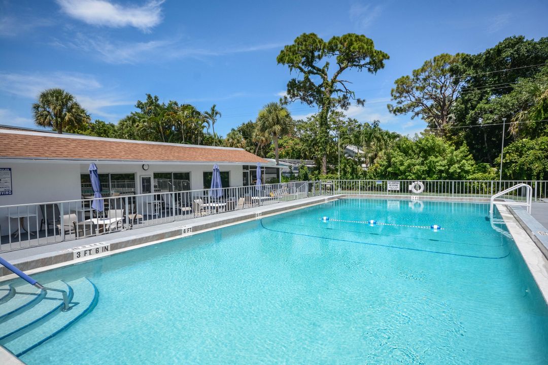 合同活跃: $97,500 (2 贝兹, 2 浴室, 990 平方英尺)