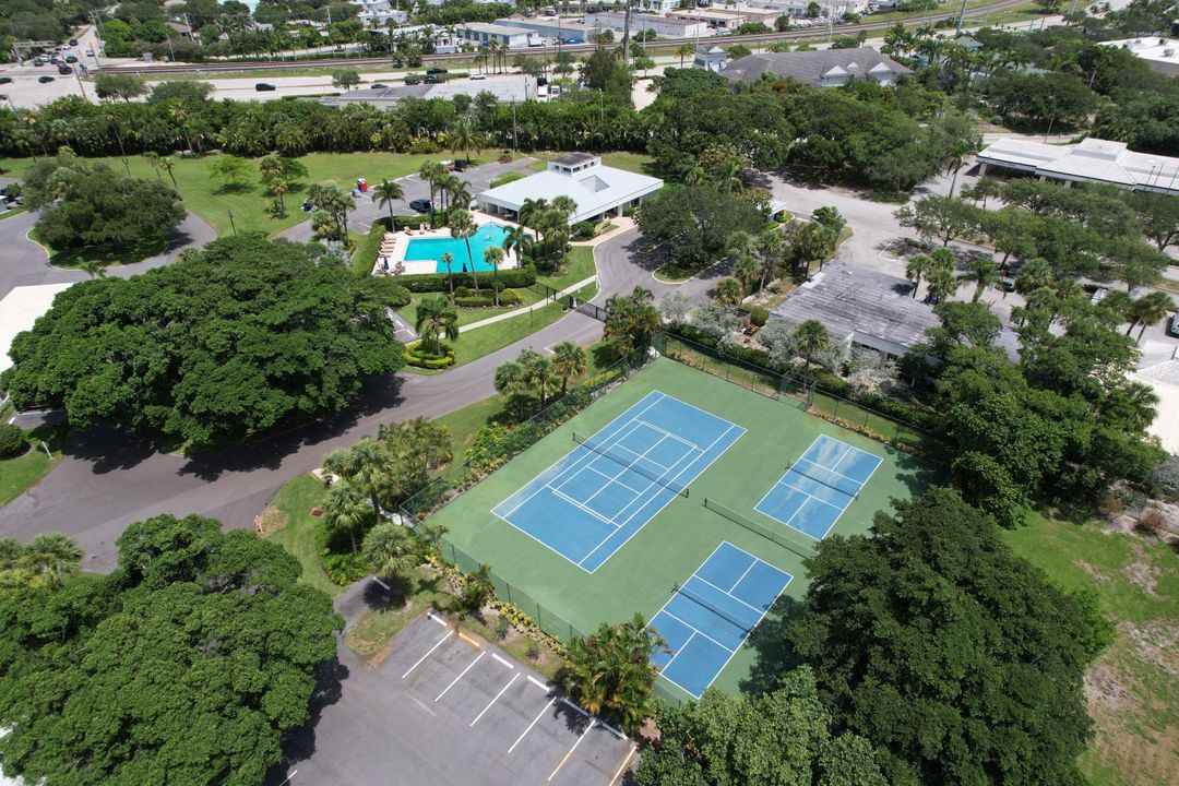 For Sale: $1,300,000 (2 beds, 2 baths, 1520 Square Feet)