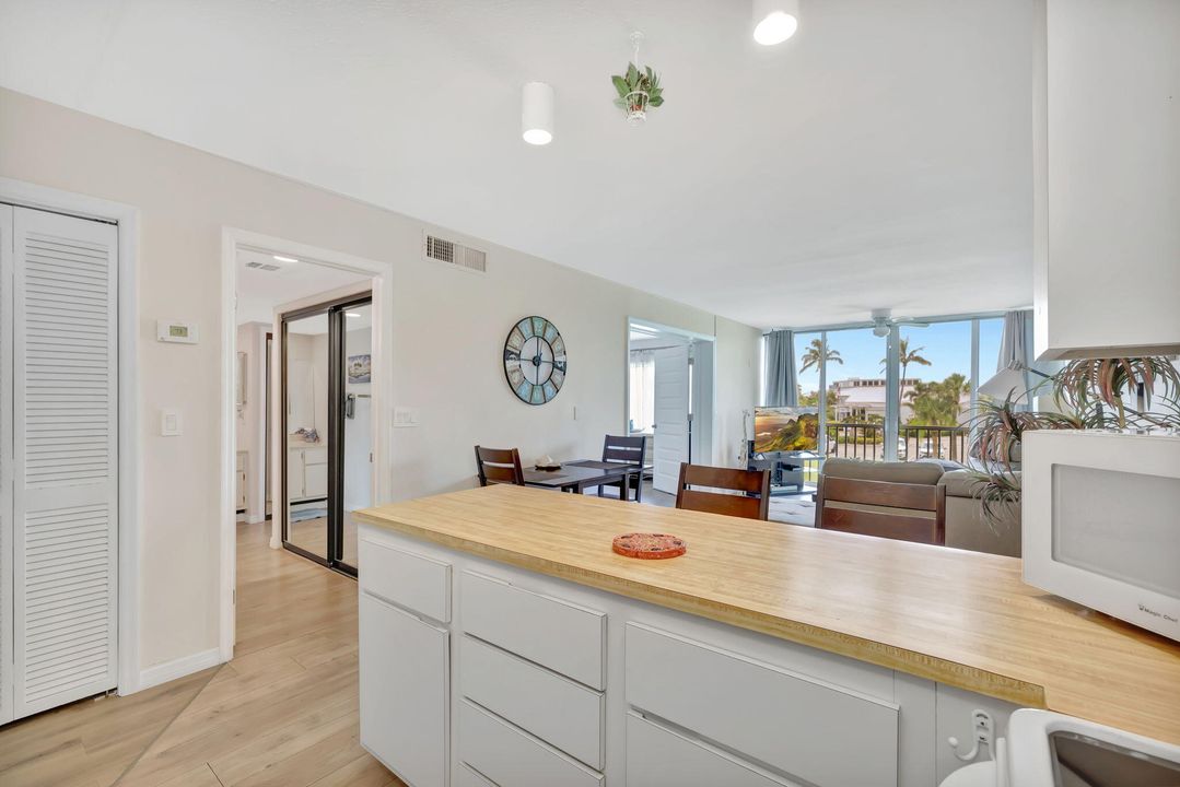 Active With Contract: $209,000 (1 beds, 1 baths, 897 Square Feet)