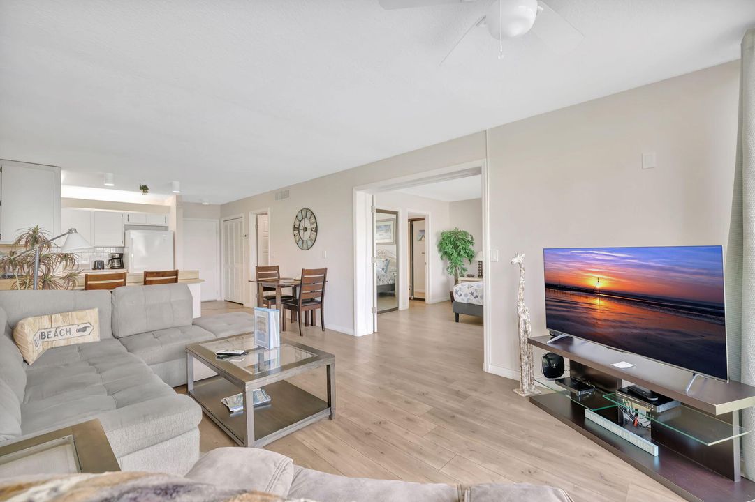 Active With Contract: $209,000 (1 beds, 1 baths, 897 Square Feet)