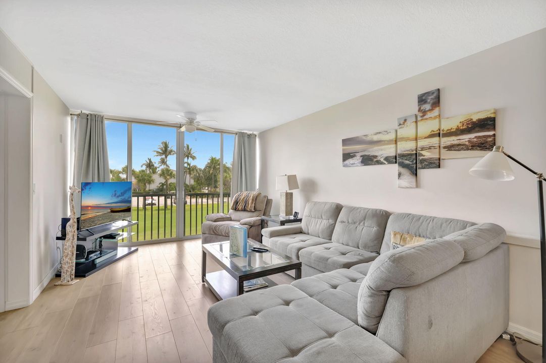 Active With Contract: $209,000 (1 beds, 1 baths, 897 Square Feet)