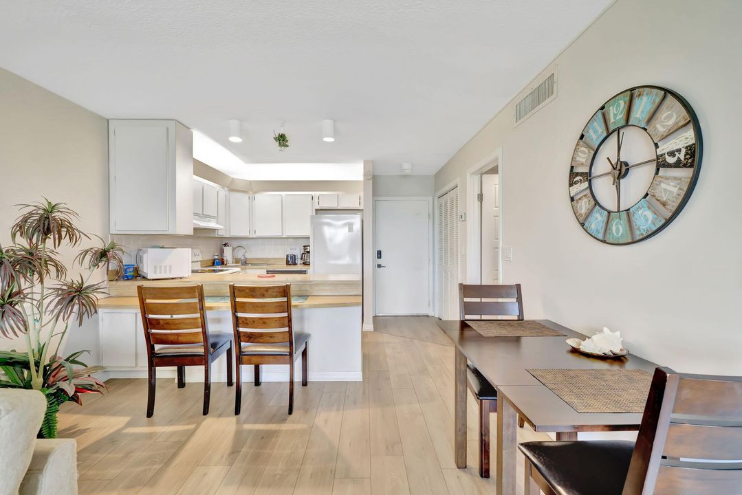 Active With Contract: $209,000 (1 beds, 1 baths, 897 Square Feet)