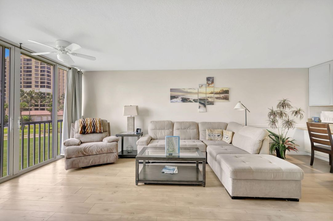Active With Contract: $209,000 (1 beds, 1 baths, 897 Square Feet)