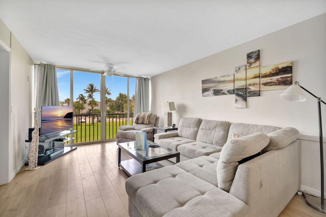 Active With Contract: $209,000 (1 beds, 1 baths, 897 Square Feet)