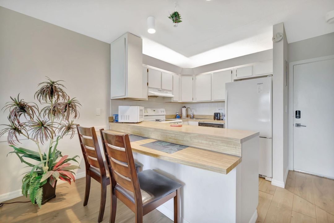 Active With Contract: $209,000 (1 beds, 1 baths, 897 Square Feet)