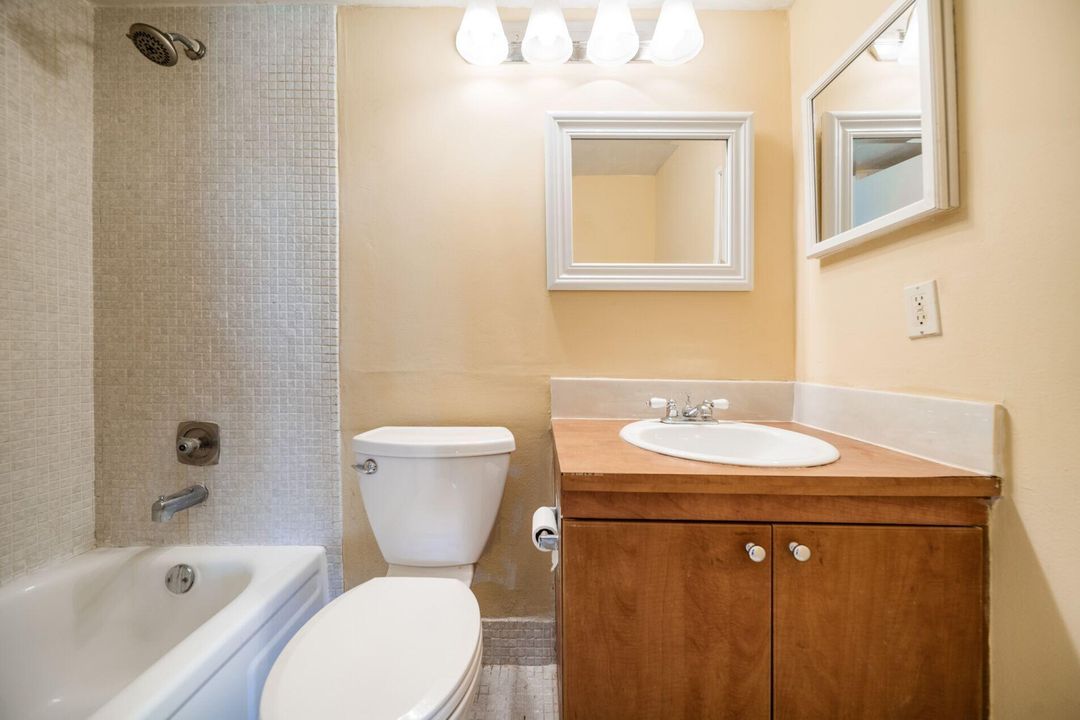 Active With Contract: $1,600 (1 beds, 1 baths, 738 Square Feet)