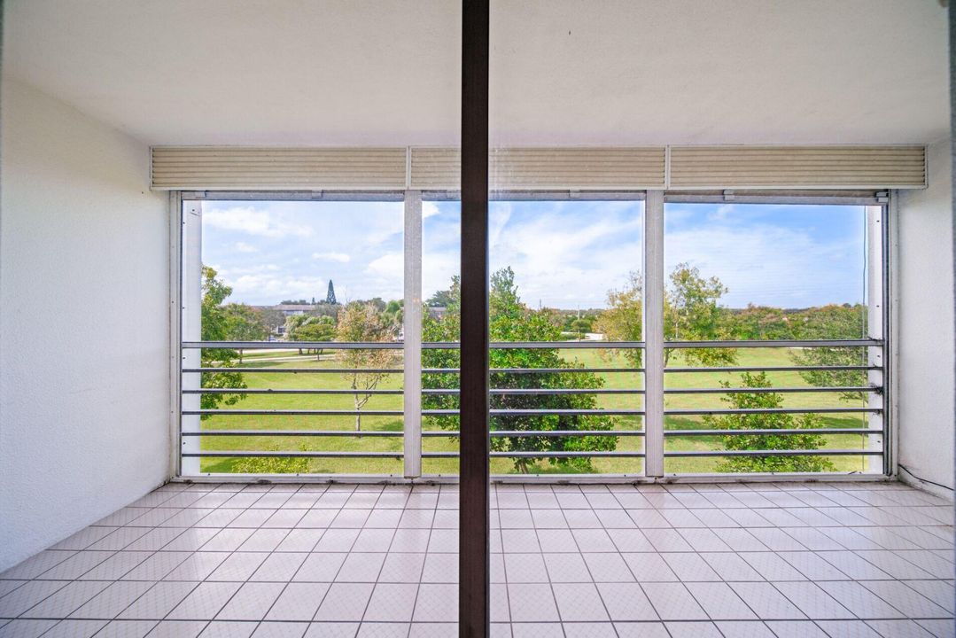 Active With Contract: $1,600 (1 beds, 1 baths, 738 Square Feet)