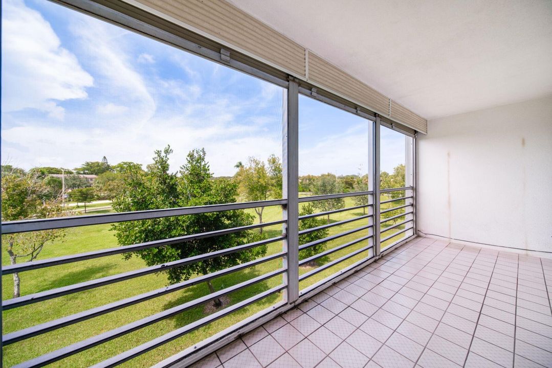 Active With Contract: $1,600 (1 beds, 1 baths, 738 Square Feet)