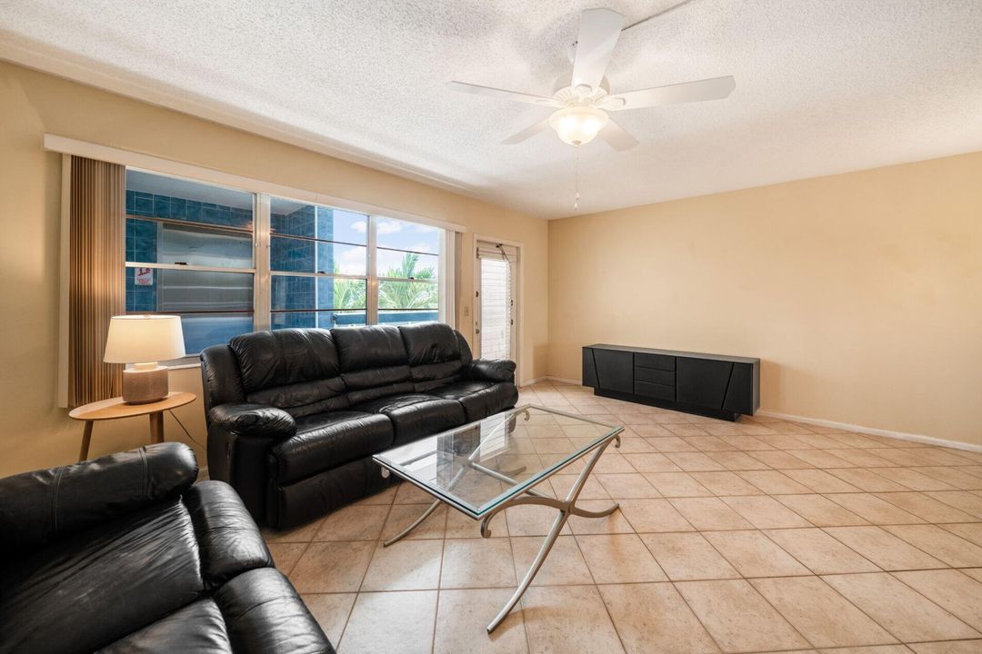 Active With Contract: $1,600 (1 beds, 1 baths, 738 Square Feet)