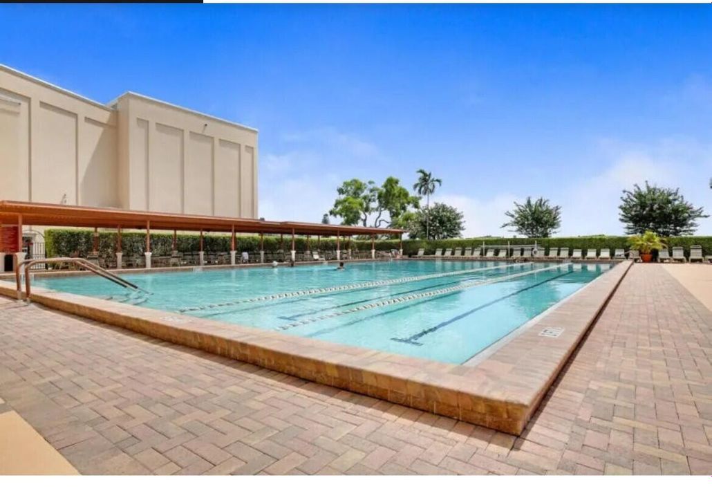 Active With Contract: $1,600 (1 beds, 1 baths, 738 Square Feet)