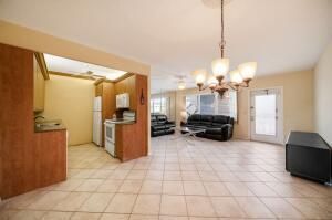 Active With Contract: $1,600 (1 beds, 1 baths, 738 Square Feet)