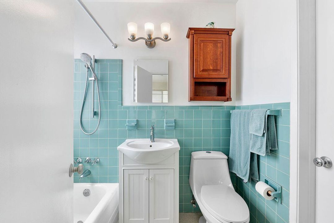 合同活跃: $2,700 (1 贝兹, 1 浴室, 575 平方英尺)