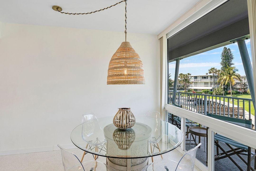 合同活跃: $2,700 (1 贝兹, 1 浴室, 575 平方英尺)