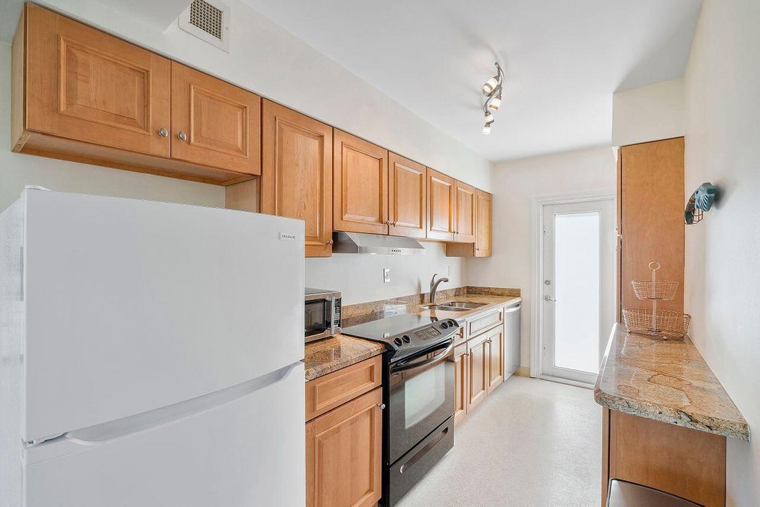 合同活跃: $2,700 (1 贝兹, 1 浴室, 575 平方英尺)