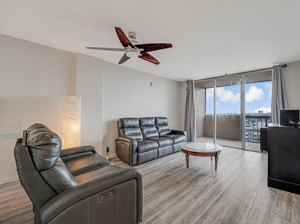 For Sale: $165,000 (1 beds, 1 baths, 630 Square Feet)