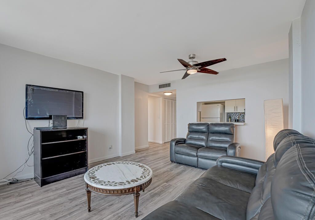 For Sale: $165,000 (1 beds, 1 baths, 630 Square Feet)