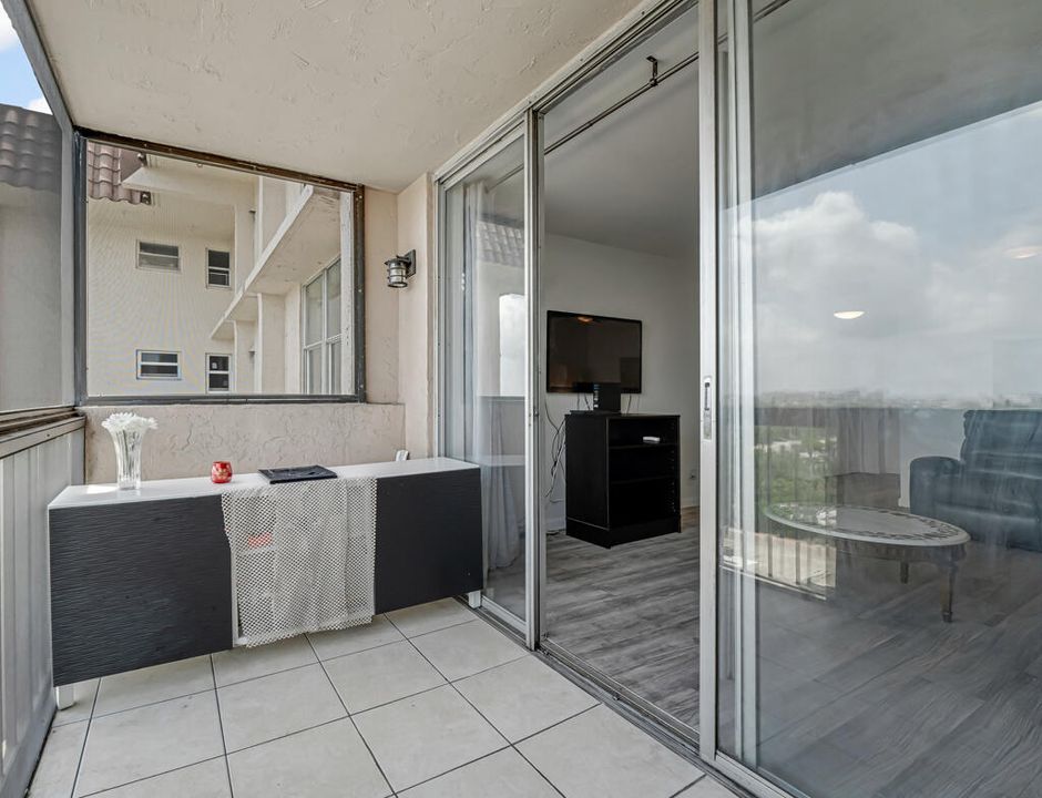 For Sale: $165,000 (1 beds, 1 baths, 630 Square Feet)