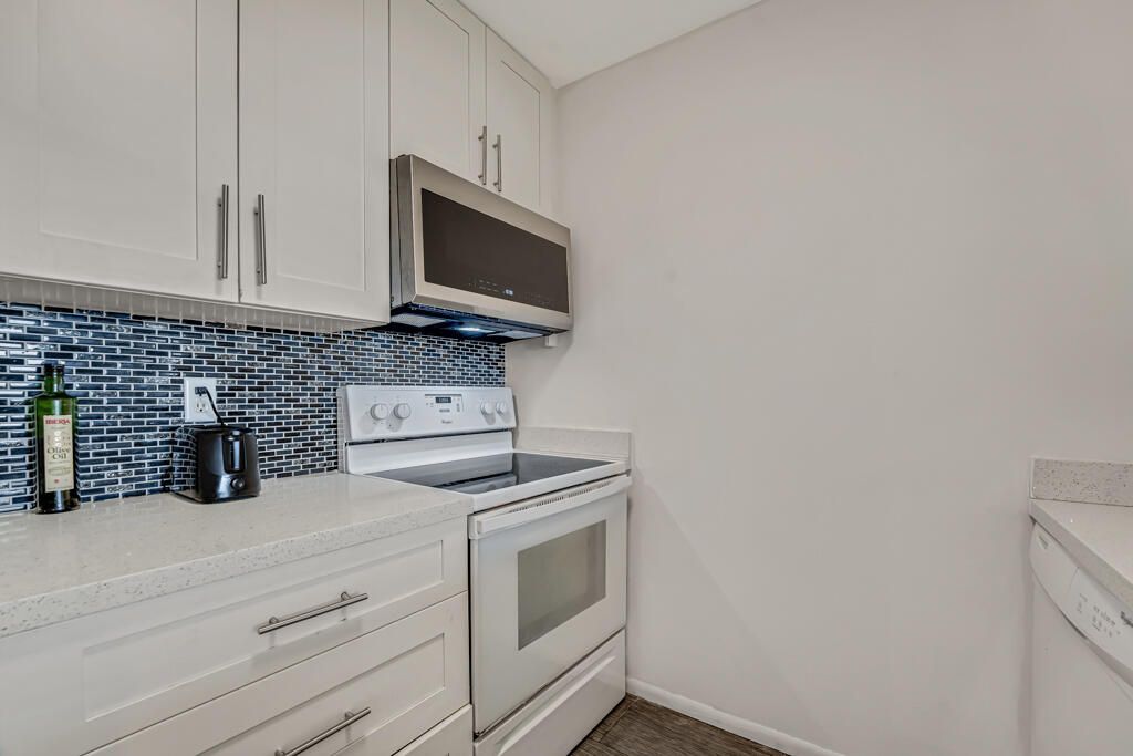 For Sale: $165,000 (1 beds, 1 baths, 630 Square Feet)