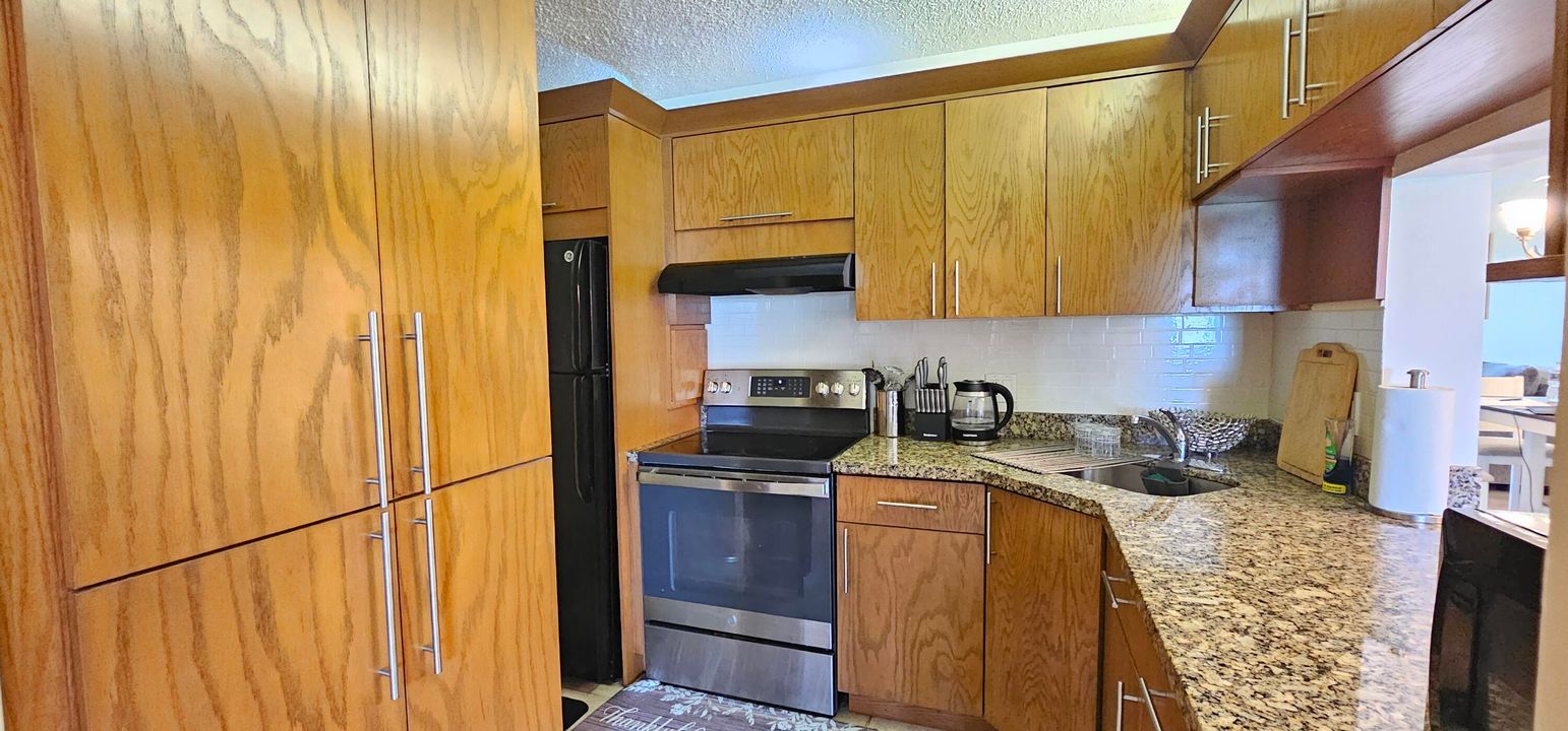 Под контрактом: $208,500 (2 спален, 2 ванн, 1104 Квадратных фут)