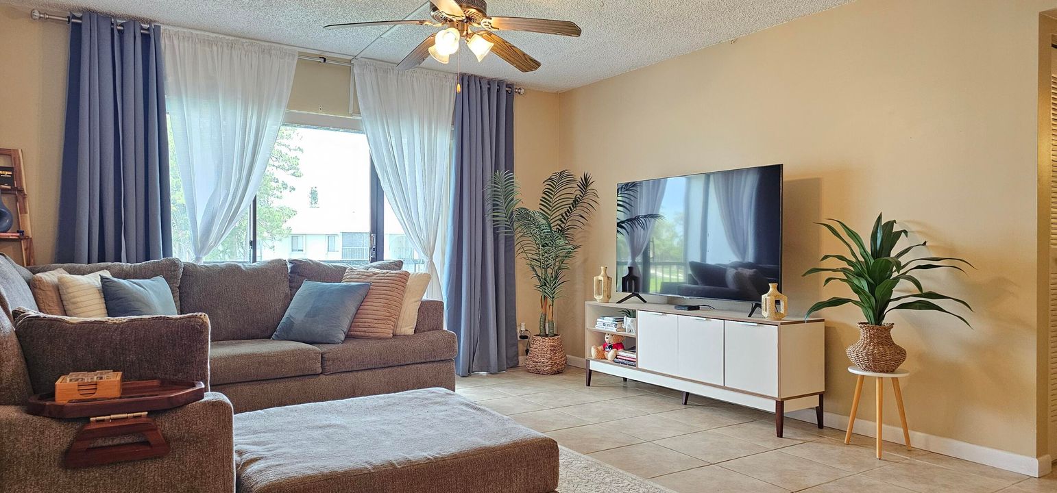 Под контрактом: $208,500 (2 спален, 2 ванн, 1104 Квадратных фут)