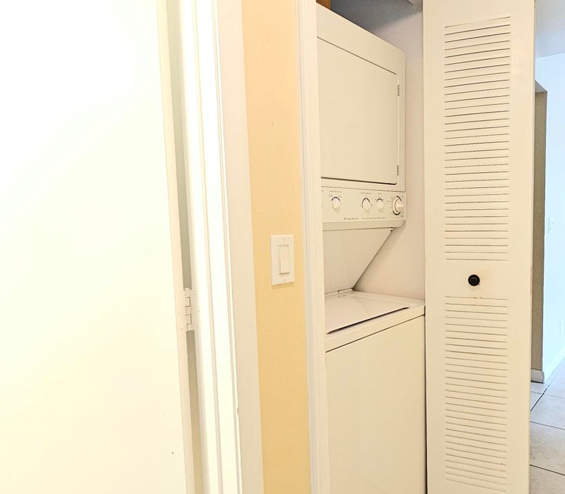 Под контрактом: $208,500 (2 спален, 2 ванн, 1104 Квадратных фут)