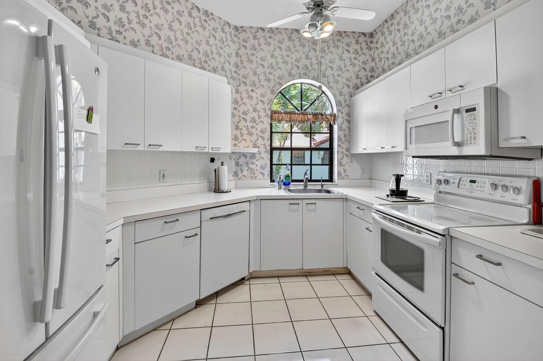 Active With Contract: $195,000 (3 beds, 2 baths, 1326 Square Feet)