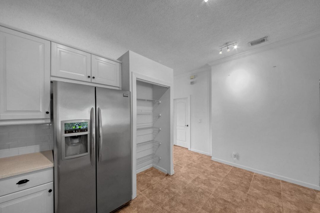 En Venta: $599,000 (4 camas, 3 baños, 2151 Pies cuadrados)