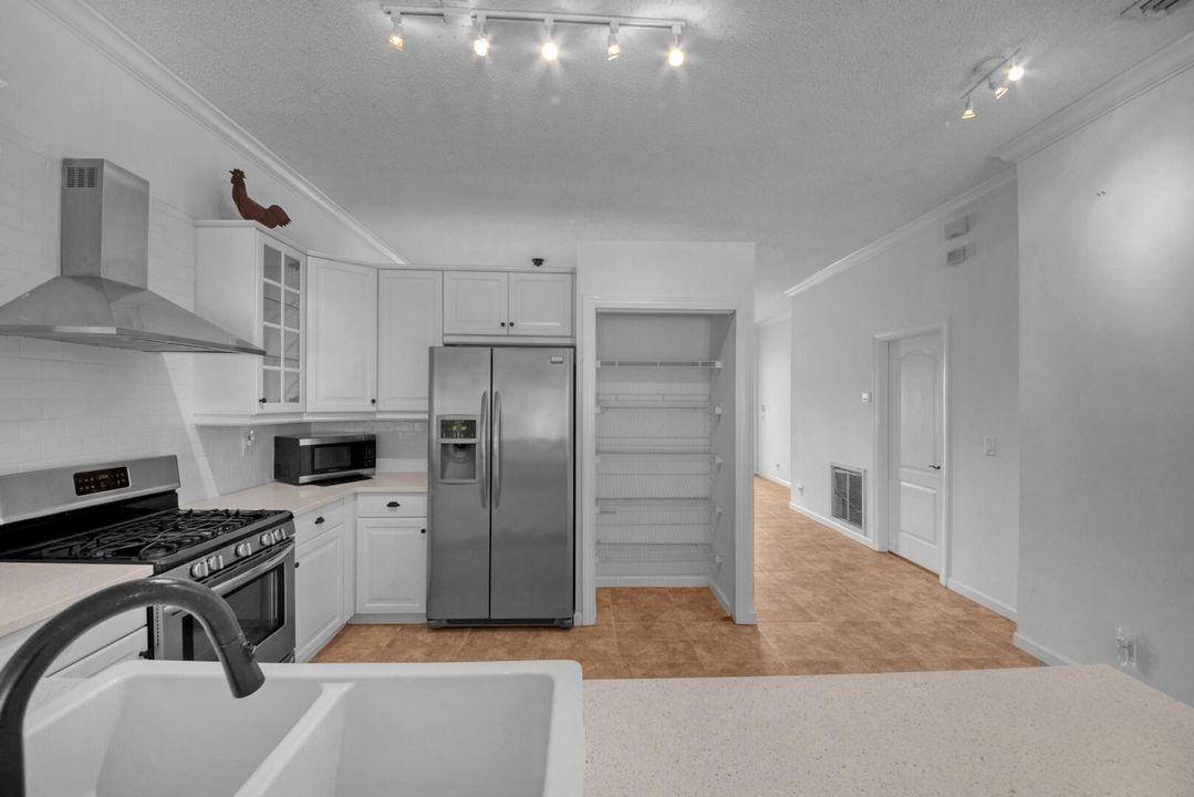 En Venta: $599,000 (4 camas, 3 baños, 2151 Pies cuadrados)