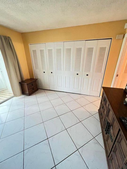 合同活跃: $74,900 (1 贝兹, 1 浴室, 646 平方英尺)