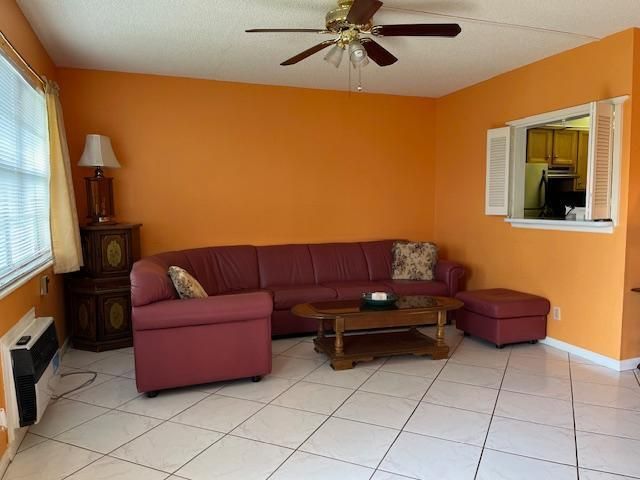 合同活跃: $74,900 (1 贝兹, 1 浴室, 646 平方英尺)