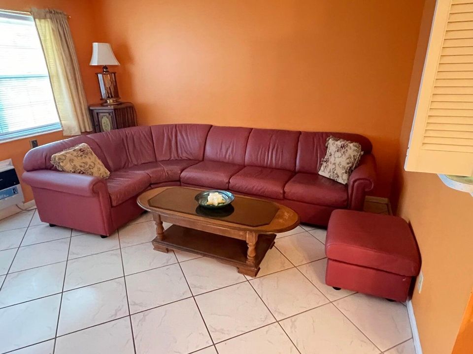 合同活跃: $74,900 (1 贝兹, 1 浴室, 646 平方英尺)