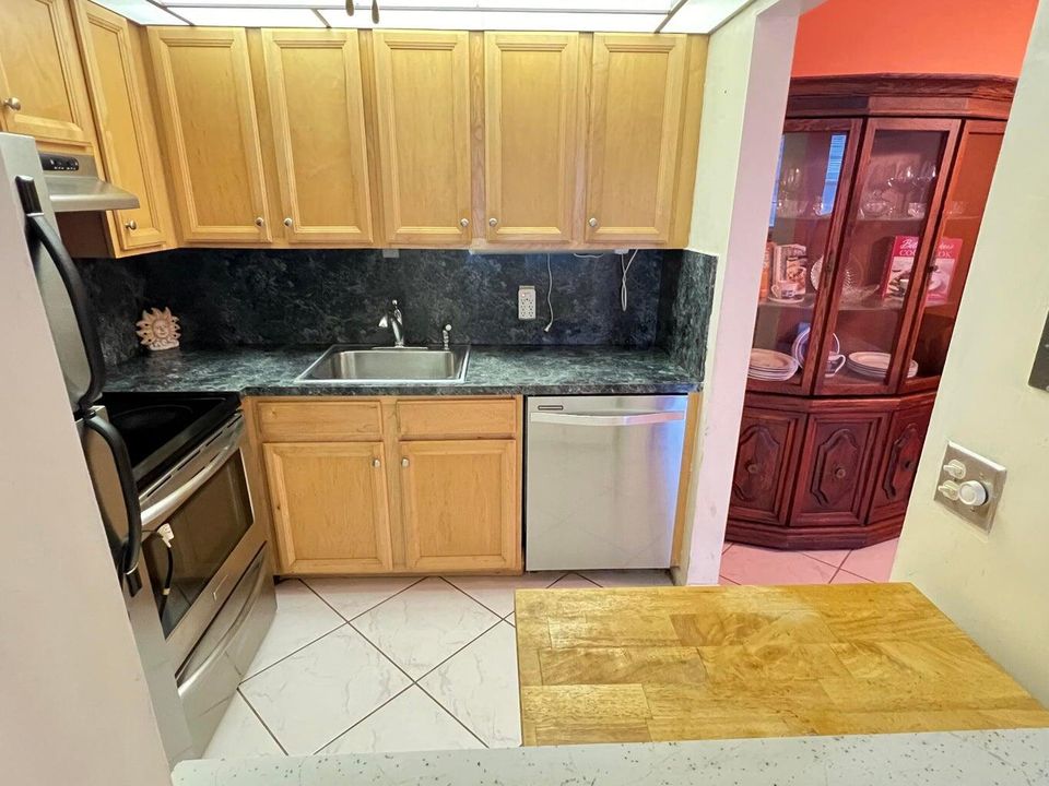 合同活跃: $74,900 (1 贝兹, 1 浴室, 646 平方英尺)