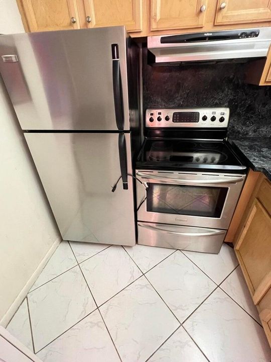 合同活跃: $74,900 (1 贝兹, 1 浴室, 646 平方英尺)