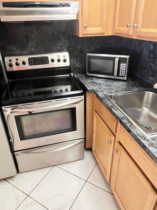 合同活跃: $74,900 (1 贝兹, 1 浴室, 646 平方英尺)